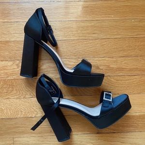 Beautiful black heels and never worn!!!! 👠